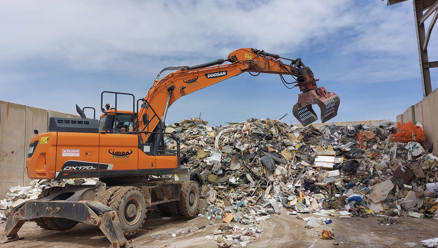 DOS EXCAVADORAS DOOSAN EN UNA PLANTA DE RECICLAJE